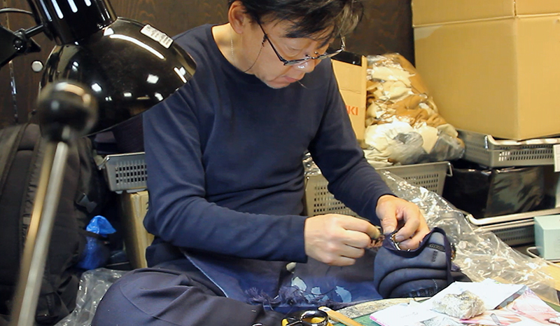 Tozando Bogu craftsman making Kendo Kote