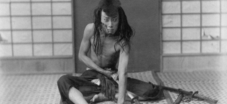 Kabuki player performing a bandit who is committing Harakiri