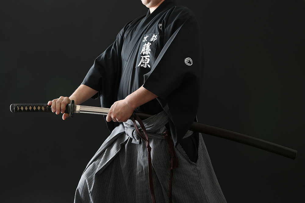 An iaidoka draws their sword through their centre line.