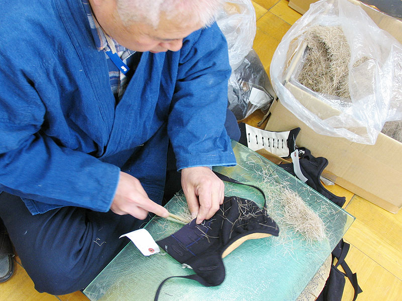 Filling deer fur inside Kendo Kote glove