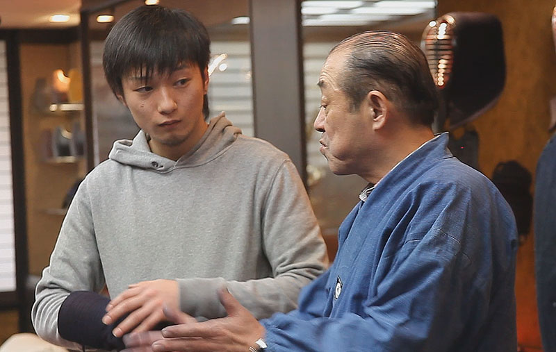 Tozando Kendo Bogu craftsman, Tatsuo Nagasaki advising a customer