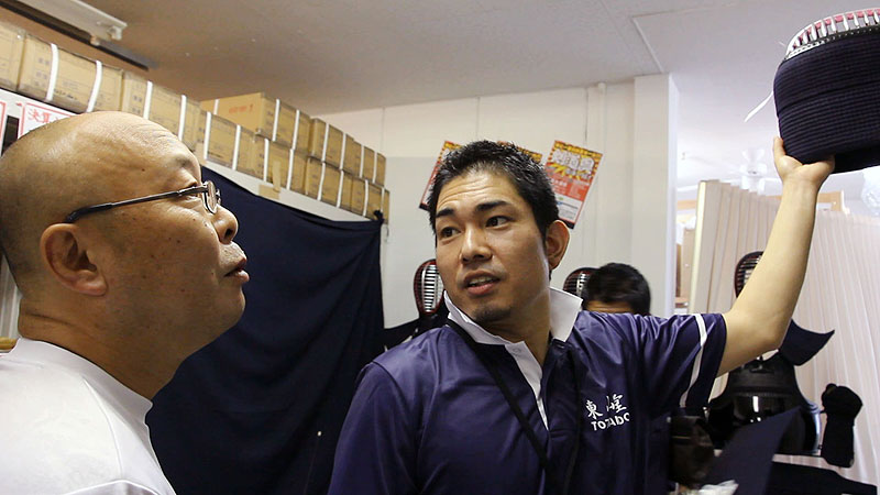 Takahiro Hayashi choosing a Kendo Men for a customer