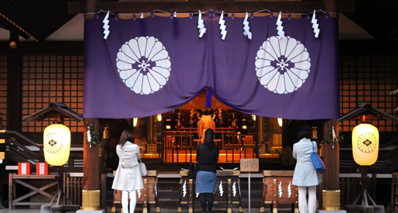 Entering a shrine and pray before the altar