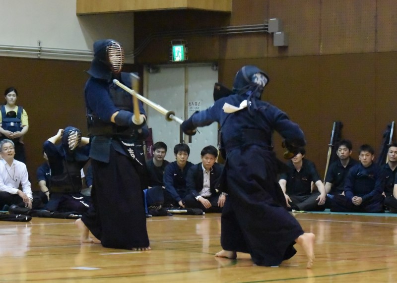 Men’s final – in the jiho match NTT Japan West’s Ichihara strikes one-handed