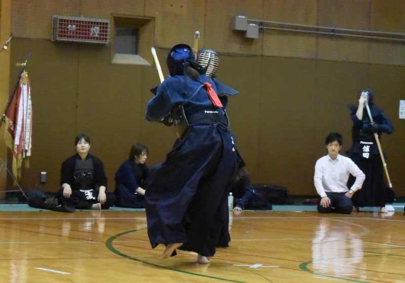 Women’s Final, Panasonic ES Head Office AS’s Ogame claims a hiki-men then strikes the kote (taken from Ogame’s back) to claim a nihon win