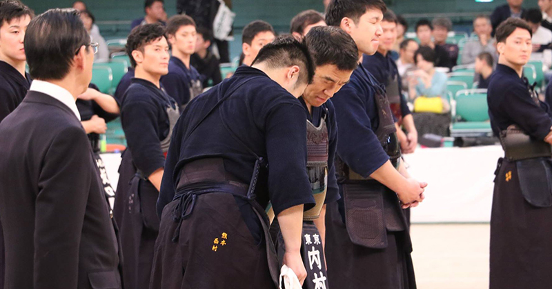 Nishimura bowing to Uchimura