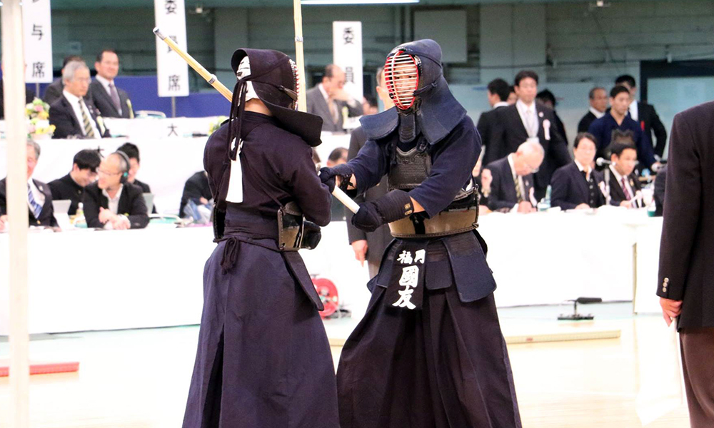 Two kendoka engaged in the deadlock of tsubazeriai.