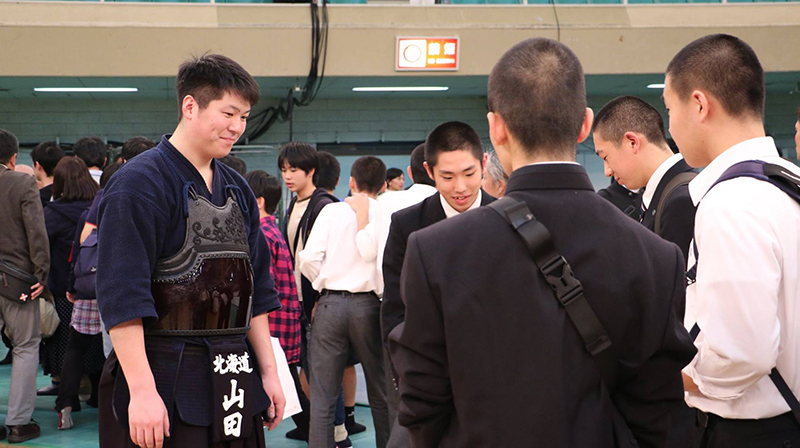 Yamada Ryohei chatting with young Kendo students after the 66th All Japan Kendo championship