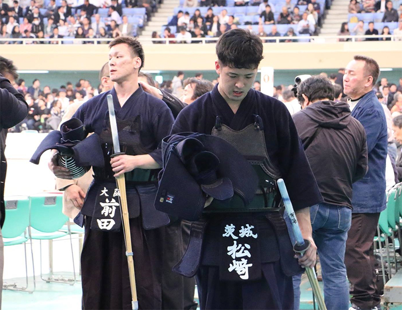 Matsuzaki and Maeda exiting the area after the match at the 66th All Japan Kendo championship Taikai