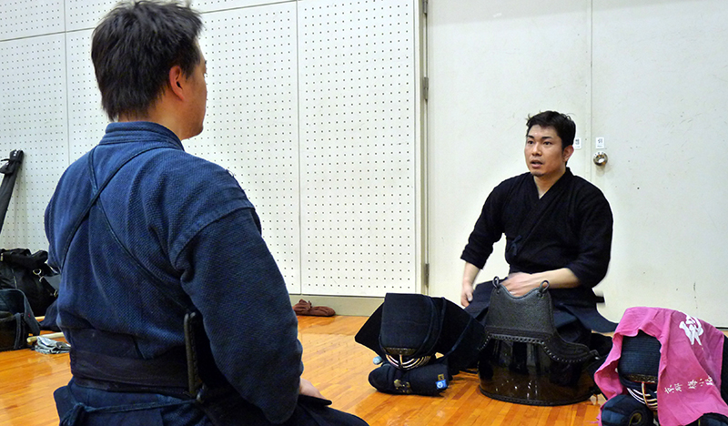 Kendo Kyoshi 7-dan Hayashi Takahiro giving an advice to an intermediate player