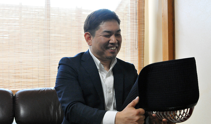 Hayashi inspecting Tozando's new Kendo Men