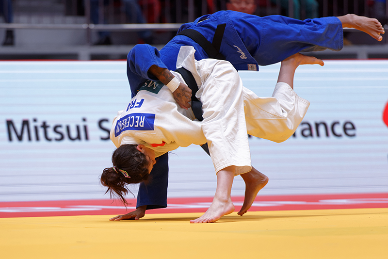 Two judoka compete with each other trying to score an ippon by throwing the opponent to the ground.