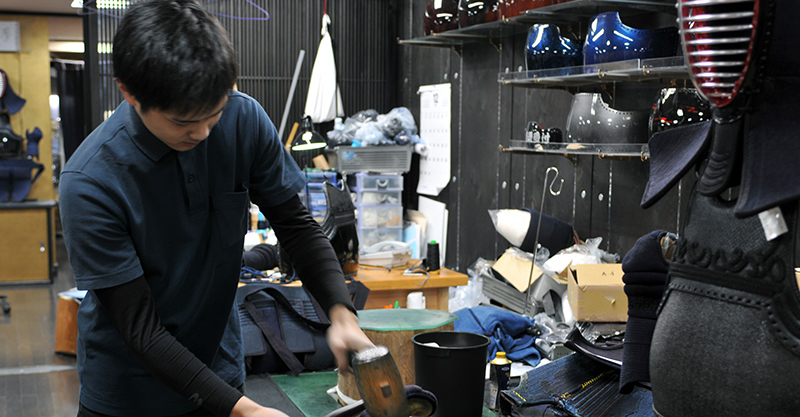 Kondo assisting the Kendo Bogu repair