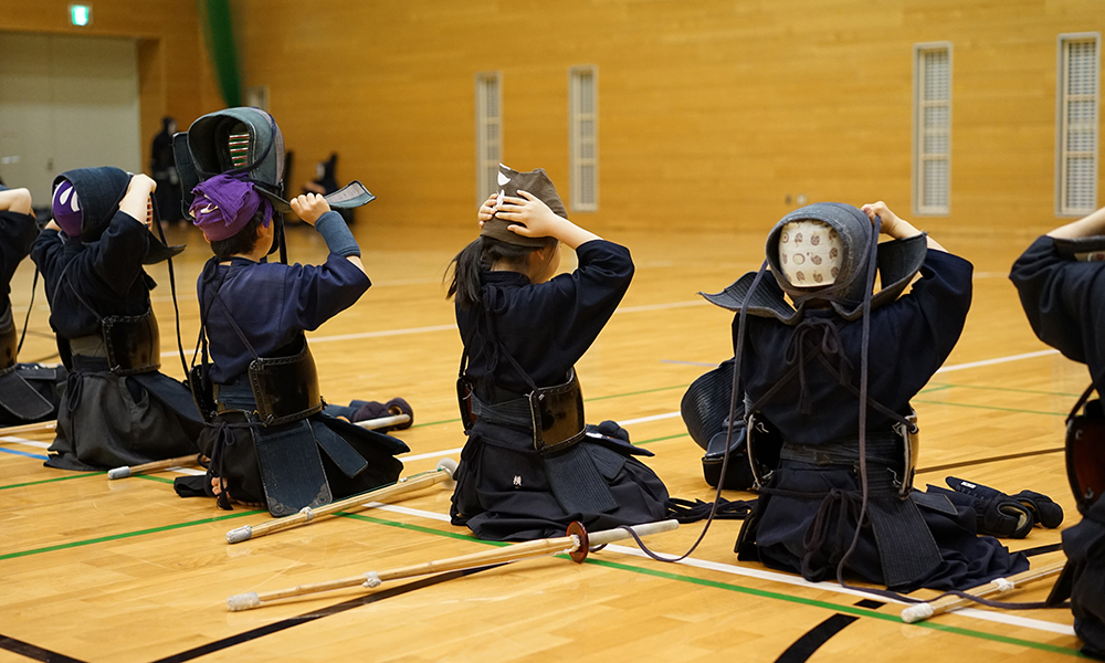 Kendo kids wearing Bogu set to prepare Kaiko