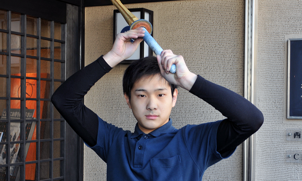 Tozando Kendo player holding Shinai with Jodan Kamae