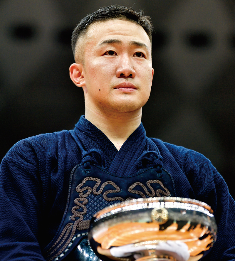 Kunitomo holding his trophy at the 67th All Japan Kendo Championship in 2019.