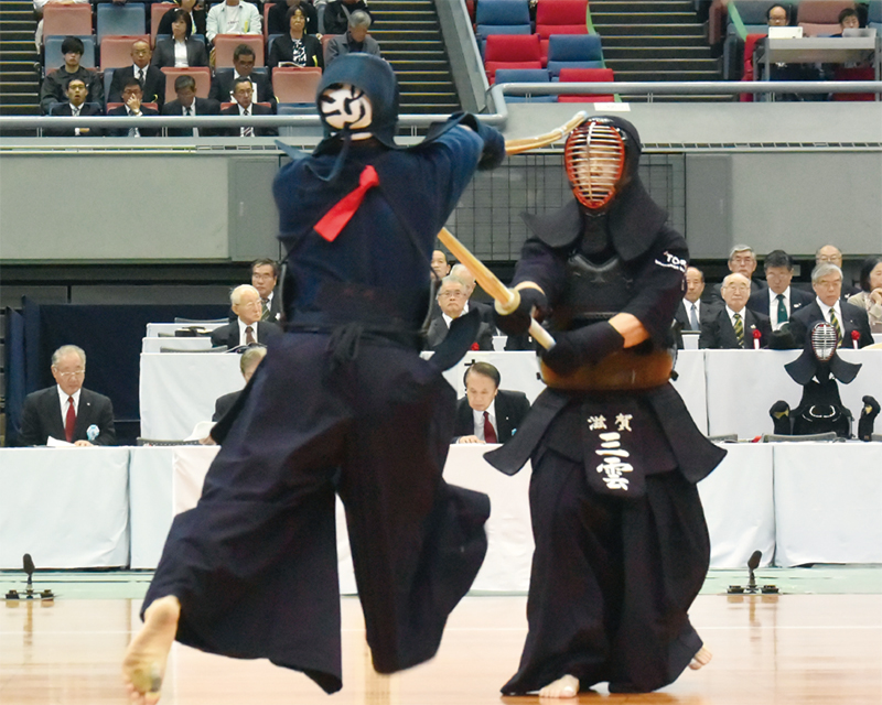 Matsuzaki striking Men successfully against Mikumo.