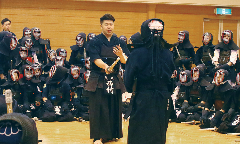 Nishimura Hidehisa teaching Kendo to kids at Tozando Kendo Renseikai 2018