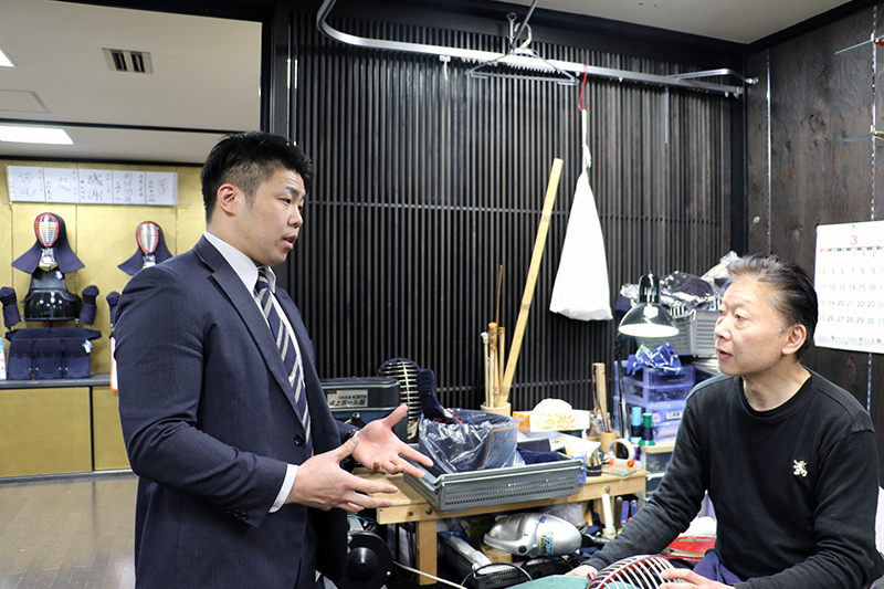 Nishimura talking with Tozando Kendo Bogu craftsman, Akira Onishi.